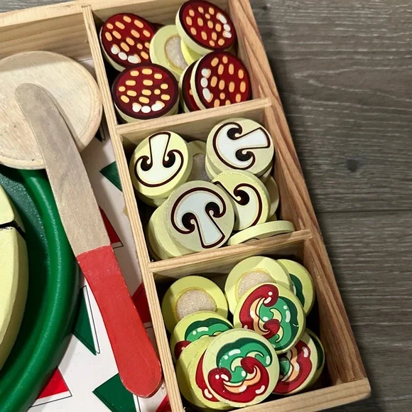 Melissa & Doug Colorful Pizza Set with Red and Green - Picture 4 of 4